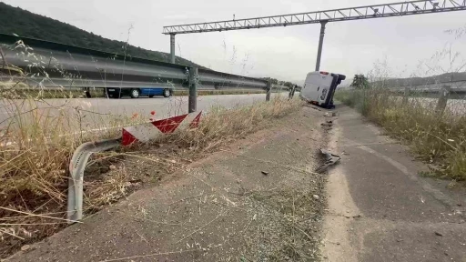 Amasya’da hafif ticari araç refüjdeki su kanalına uçtu: 2 yaralı
