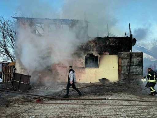 Amasya&rsquo;da iki katlı ev &ccedil;ıkan yangında kullanılamaz hale geldi
