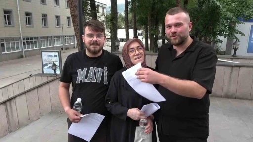 Amasya&rsquo;da iki oğluyla birlikte YKS&rsquo;ye giren anne: "Haydi anne dediler"
