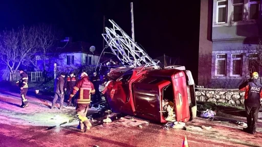 Amasya&rsquo;da kamyonet &ccedil;arptığı elektrik direğini ikiye ayırdı: 1 yaralı
