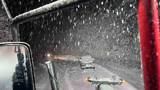Amasya&rsquo;da karlı dağ yolunda mahsur kalan aile greyderle kurtarıldı
