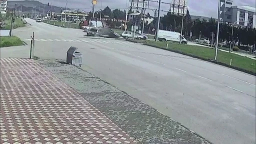Amasya&rsquo;da kavşakta ara&ccedil;ların &ccedil;arpıştığı kaza kamerada
