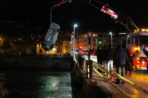 Amasya&rsquo;da kontrolden &ccedil;ıkan otomobil k&ouml;pr&uuml;den Yeşilırmak Nehri&rsquo;ne u&ccedil;tu: 1 &ouml;l&uuml;, 1 yaralı
