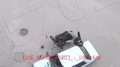 Amasya&rsquo;da motosiklet ile otomobilin &ccedil;arpıştığı kaza kamerada
