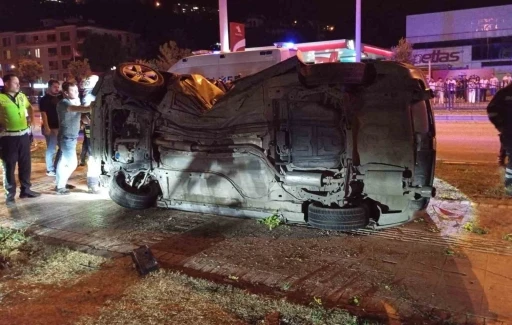 Amasya’da otomobil çarptığı ağacı kökünden söktü: 2 yaralı
