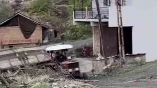 Amasya’da pancar yüklü traktör römorku devrildi, kaza anı kamerada

