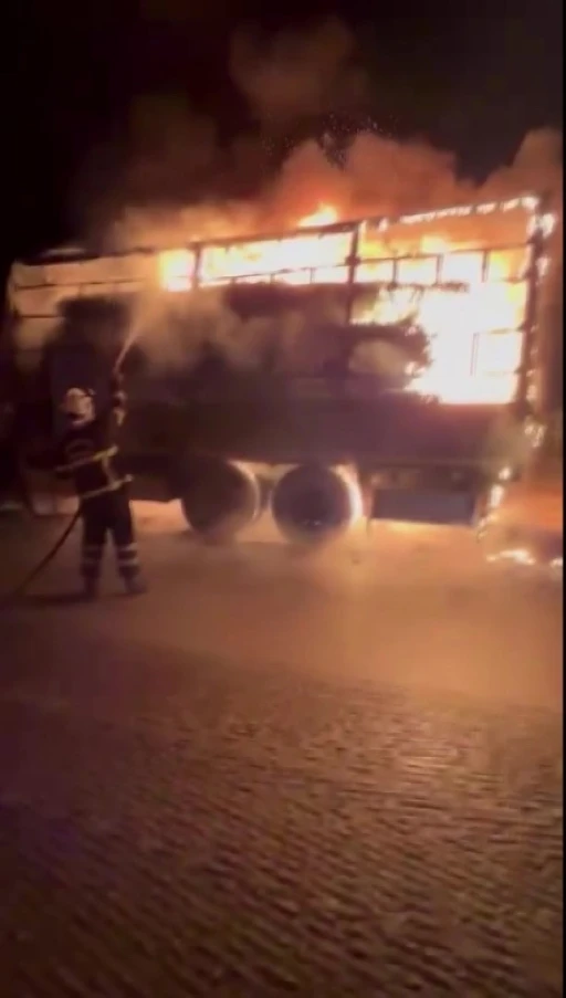 Amasya&rsquo;da plastik halı y&uuml;kl&uuml; kamyonda korkutan yangın
