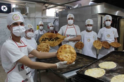 Amasya&rsquo;da Ramazan pideleri meslek liselilerden
