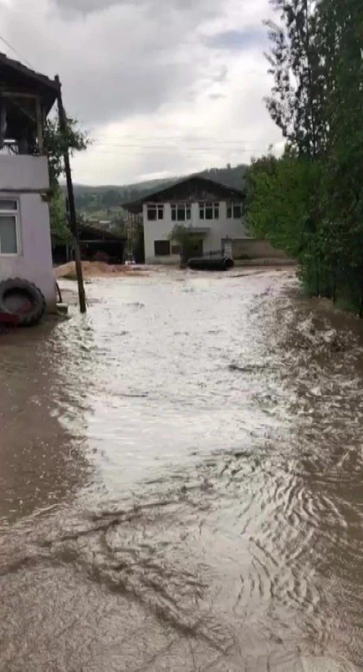 Amasya&rsquo;da şiddetli yağmur k&ouml;y yollarını dereye &ccedil;evirdi
