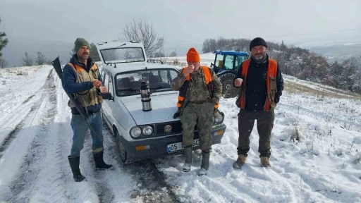 Amasya&rsquo;da su kanalına d&uuml;şen karacayı avcılar kurtardı
