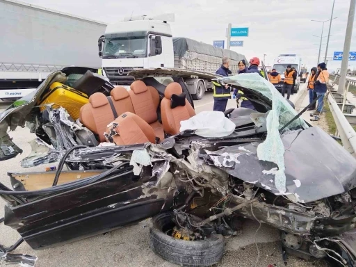 Amasya’da tıra çarpan otomobil parçalandı, 4 kişilik aile ölümden döndü
