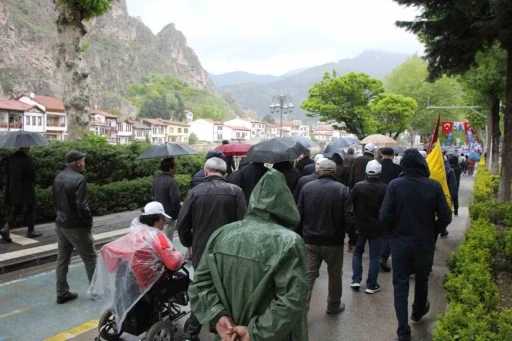 Amasya&rsquo;da yağmur altında 1 Mayıs y&uuml;r&uuml;y&uuml;ş&uuml;

