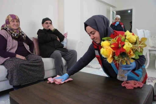 Amasya&rsquo;da yaşlıların bayram temizliğini &lsquo;vefalı eller&rsquo; yaptı
