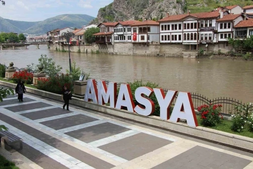 Amasya&rsquo;da Yeşilırmak&rsquo;ın debisi 130 metrek&uuml;pe kadar d&uuml;şt&uuml;: Vatandaşlar g&uuml;neşli havada nehri izledi
