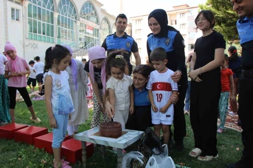 Amasya polisinden Kur’an kursunda eğitim gören çocuklara pasta sürprizi
