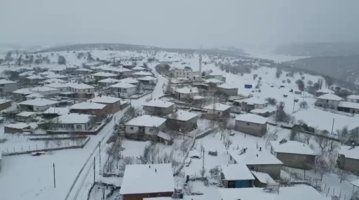 Amasya&rsquo;ya Mart ayında kış geri d&ouml;nd&uuml;, Alan k&ouml;y&uuml;nde karlı yol greyderle a&ccedil;ıldı
