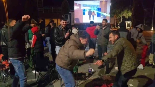 Amasyalılar D&uuml;nya Kupası sevincini oynayarak kutladı
