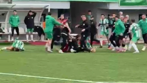 Amat&ouml;r ma&ccedil;ta saha karıştı, yumruklar konuştu
