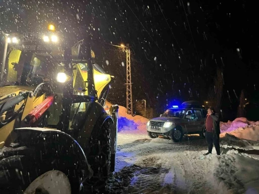 Ambulans, &ccedil;ığ nedeniyle kapanan yolda mahsur kaldı
