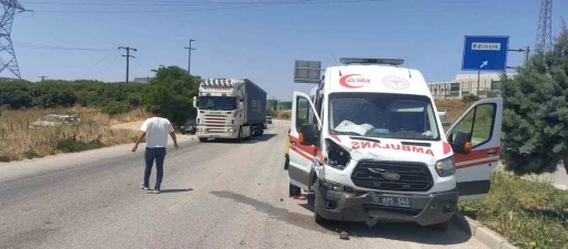 Ambulans otomobile arkadan çarptı: 1 sağlık çalışanı yaralandı
