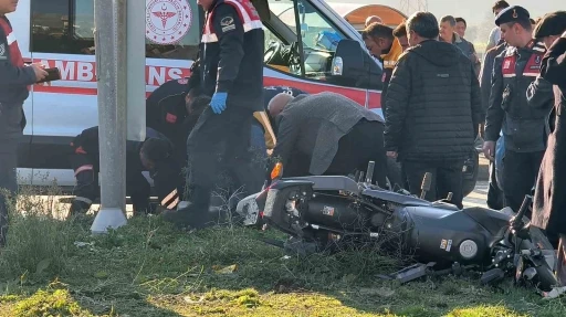 Ambulans şof&ouml;r&uuml; kazada hayatını kaybetti
