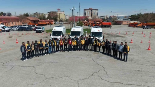Ambulans s&uuml;r&uuml;c&uuml;lerine s&uuml;r&uuml;ş eğitimi
