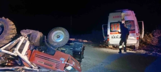 Ambulans trakt&ouml;re arkadan &ccedil;arptı: 4 yaralı
