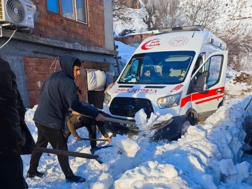 Ambulansa yol a&ccedil;mak i&ccedil;in k&uuml;reklerle seferber oldular
