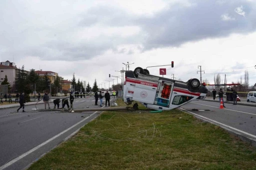 Ambulansla hafif ticari ara&ccedil; &ccedil;arpıştı: 3 sağlık g&ouml;revlisi yaralandı
