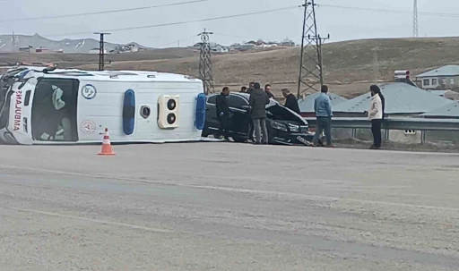 Ambulansla otomobil çarpıştı: 5 yaralı
