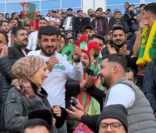 Amed Sportif Faaliyetler ma&ccedil;ı &ouml;ncesi trib&uuml;nde s&uuml;rpriz teklif
