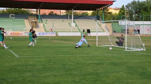 Ampute Milli Futbol Takımı, Kırşehir’de kadın futbol takımıyla hazırlık maçı yaptı
