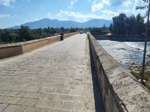 Anadolu’nun bilinen İlk Roma köprüsüne sprey boyayla yazılama yapıldı
