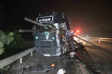 Anadolu Otoyolu’nda feci kaza: Demir borular tırın ön camından çıktı
