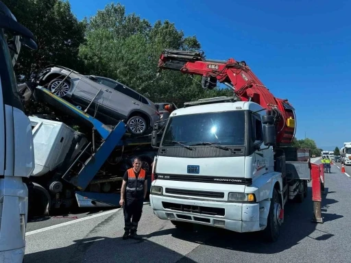 Anadolu Otoyolu’nda tır kazası: Sıfır kilometre Togg otomobiller hasar gördü, sürücü yaralandı
