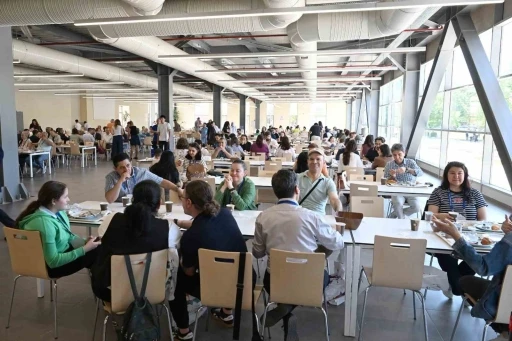 Anadolu &Uuml;niversitesi mezunları yıllar sonra aynı kamp&uuml;ste buluştu
