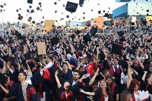 Anadolu &Uuml;niversitesi&rsquo;nde mezuniyet coşkusu: 5 binden fazla &ouml;ğrenci kep attı
