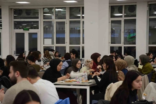 Anadolu &Uuml;niversitesi &ouml;ğrencileri Kadir Gecesi&rsquo;nde iftar sofrasında buluştu
