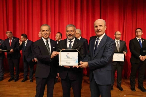 Anadolu &Uuml;niversitesine "Spor Dostu Kamp&uuml;s" &ouml;d&uuml;l&uuml;
