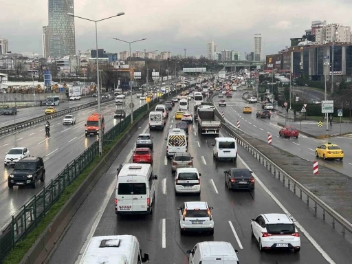 Anadolu Yakası&rsquo;nda trafik yoğunluğu y&uuml;zde 60&rsquo;a ulaştı
