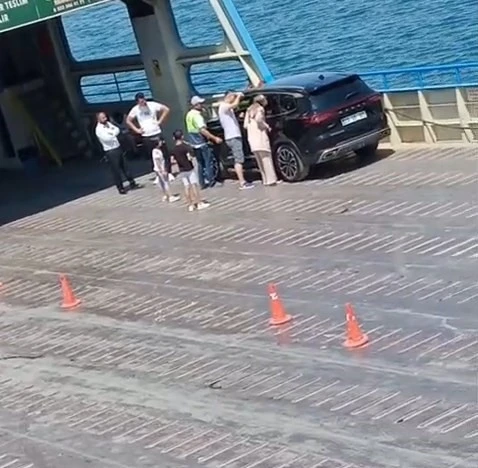Anahtar aracın içerisinde kalınca, çocuğa bir saat dil döktüler
