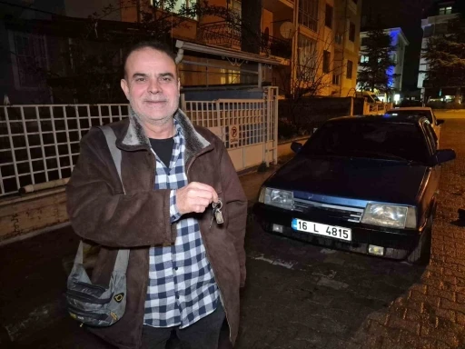 Anahtarı kontakta unutulan ve kendiliğinden kilitlenen otomobilin kapısını &ccedil;ilingir a&ccedil;tı
