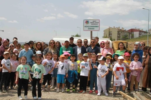 Anaokulu öğrencileri 500 fidan dikti
