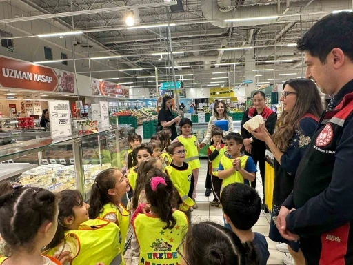Anaokulu öğrencileri sütün serüvenini inceledi

