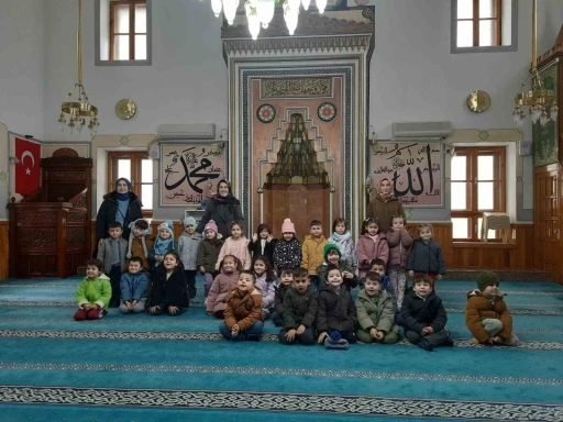 Anaokulu &ouml;ğrencileri Yediler Camii&rsquo;nde İslam k&uuml;lt&uuml;r&uuml;n&uuml; &ouml;ğrendi
