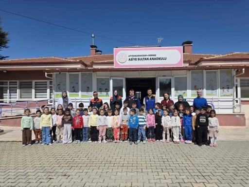 Anaokulu ve ilkokul &ouml;ğrencilerine y&ouml;nelik afet farkındalık eğitimi
