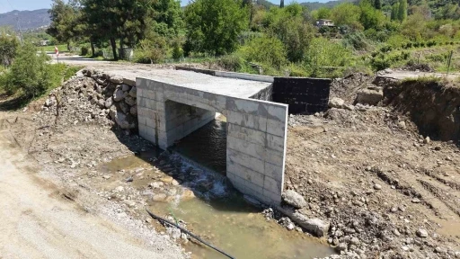 Andırın&rsquo;da 5 mahalleye ulaşım sağlayan k&ouml;pr&uuml; menfezde sona gelindi
