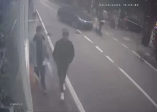 Ani dönüş yapan otomobil scooter sürücüsüne böyle çarptı
