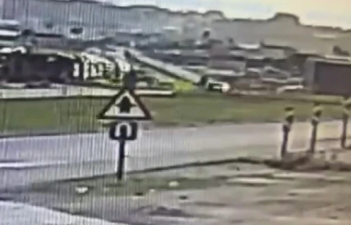 Ani manevra yapan motosikletliye otomobil &ccedil;arptı
