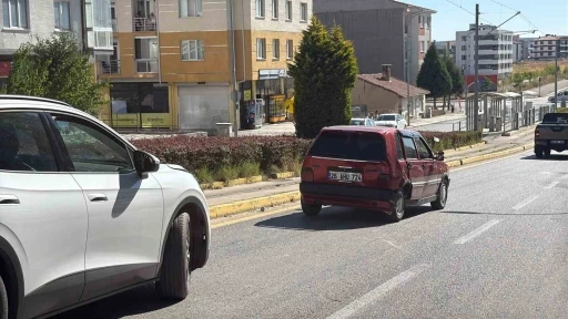 Ani manevra yapan s&uuml;r&uuml;c&uuml; yoluna devam etti, arkadaki ara&ccedil;lar kaza yaptı
